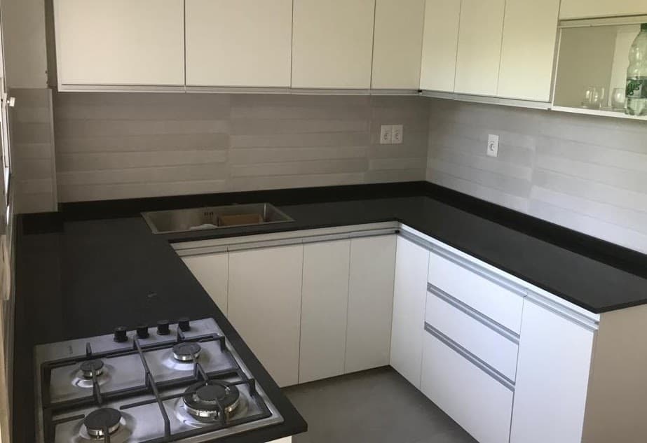 Baño con revestimiento en mármol — Nuevo Horizonte Marmolería
